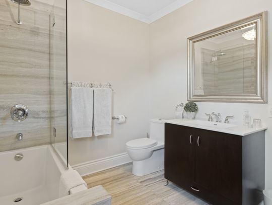 Głębokie brodziki do łazienki – komfort i funkcjonalność w nowoczesnym wydaniu