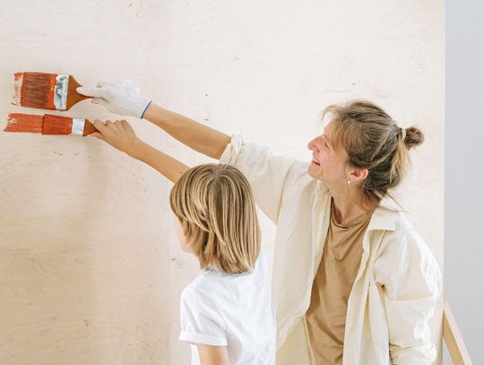 Jak dobrać odpowiednie narzędzia do malowania różnych powierzchni – fabryka farb AKSIL