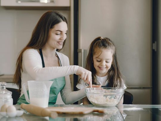 Jak wybrać bezpieczny kitchen helper dla dziecka? Poznaj produkty Kid’s Wood