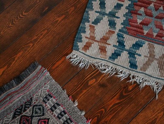 Jak wybrać dywany pluszowe do domu?