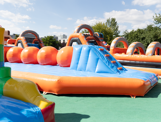 Jaki zamek dmuchany warto kupić pod wynajem na 2025 rok?