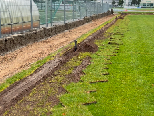 Lepsze warunki do gry! ⚽️ Modernizacja bocznego boiska w Mławie.