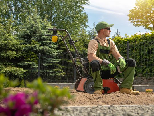 Maszyny ogrodnicze – jak wybrać sprzęt, który ułatwi pielęgnację ogrodu