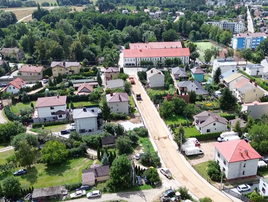 Nowe nawierzchnie i poprawa bezpieczeństwa. Trwają drogowe inwestycje w Mławie