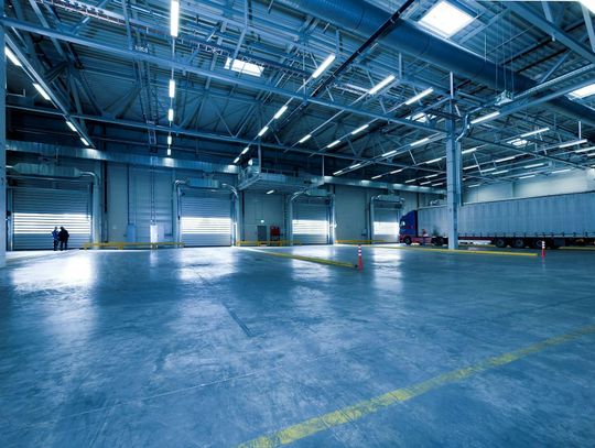 Nowoczesne hale i magazyny: Dlaczego płyty warstwowe to fundament współczesnego przemysłu?