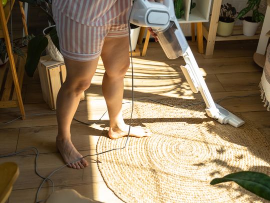 Odkurzacz samojezdny a dywany - jak radzi sobie z pokonywaniem przeszkód?