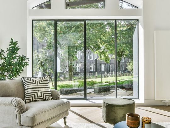 Odważne motywy wielkoformatowe – jak fototapeta zmienia charakter salonu