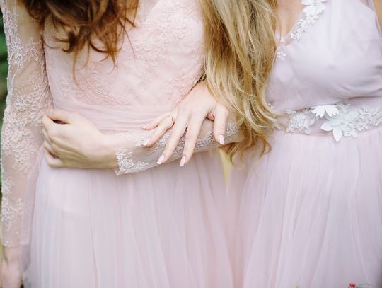 Piękno w krótkich sukniach ślubnych: Stylowa i komfortowa opcja dla przyszłych panien młodych