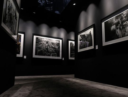 Ramki do zdjęć czarne – jak dobrze wyeksponować fotografie?