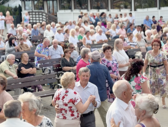 Roztańczony park miejski. MDK zaprasza na „Potańcówki DISCO PARKiet”