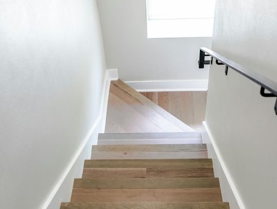 Schody modułowe czy spiralne – jak wybrać najlepsze rozwiązanie dla Twojego wnętrza?