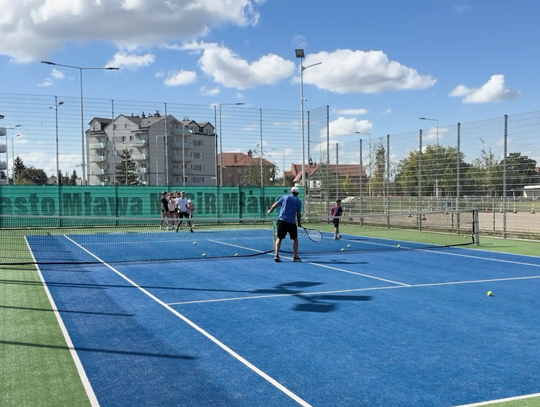 Serwy, bekhendy i wszechstronny rozwój! "Lato w mieście" na mławskich kortach 🎾