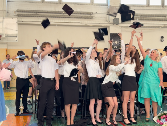 Śmiech, łzy i ostatni dzwonek! 🎓 Ósmoklasiści żegnają mławską "Siódemkę"