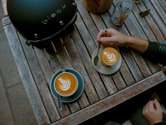 Stoliki rozkładane z drewna na zamówienie – dlaczego to dobre rozwiązanie?