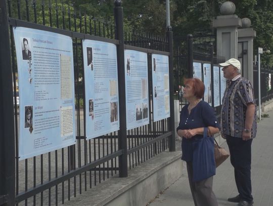 Wystawa historyczna na ogrodzeniu parku miejskiego