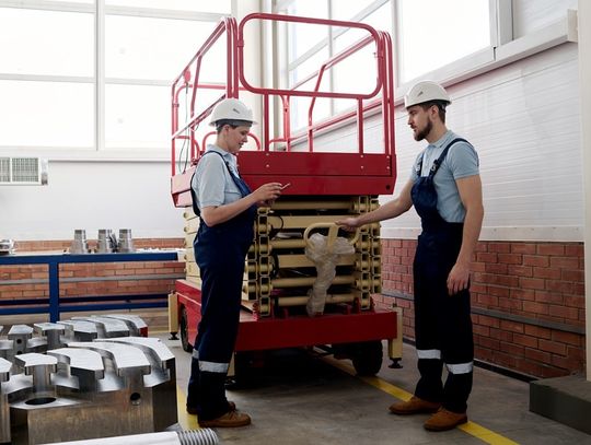 Zalety i zastosowania zwyżek nożycowych w przemyśle i budownictwie