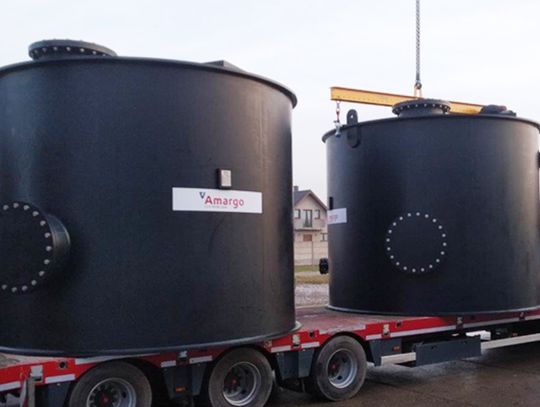 Zbiornik polietylenowy RAL5005 - jakie zalety ma ten kolor w kontekście przechowywania substancji chemicznych?