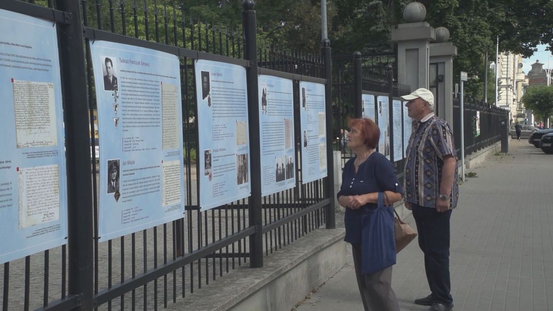 Wystawa historyczna na ogrodzeniu parku miejskiego